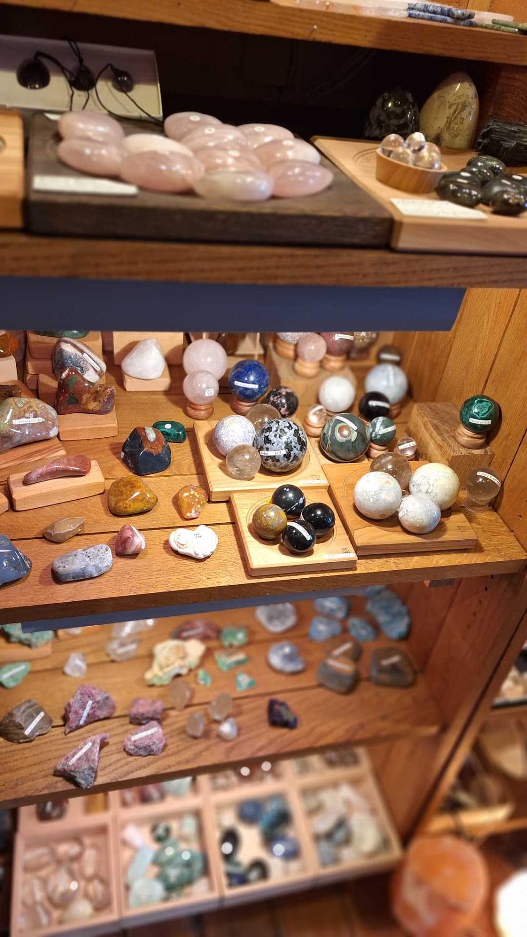 Pierres, minéraux et sphères polies exposés chez Luxiol