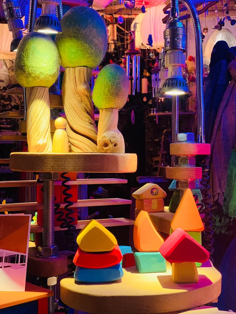Champignons en bois lumineux et jouets colorés à l'intérieur de la boutique Luxiol