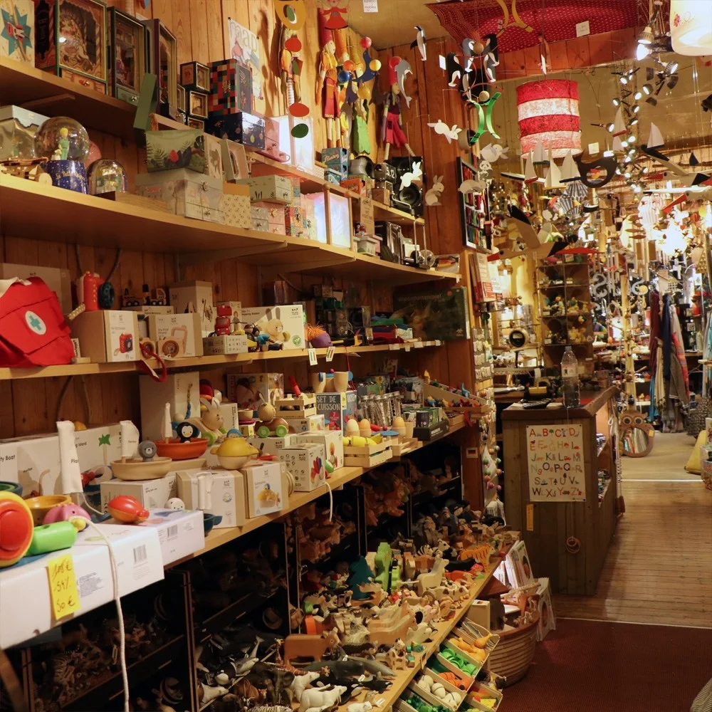 Les étagères chaleureuses de la boutique Luxiol