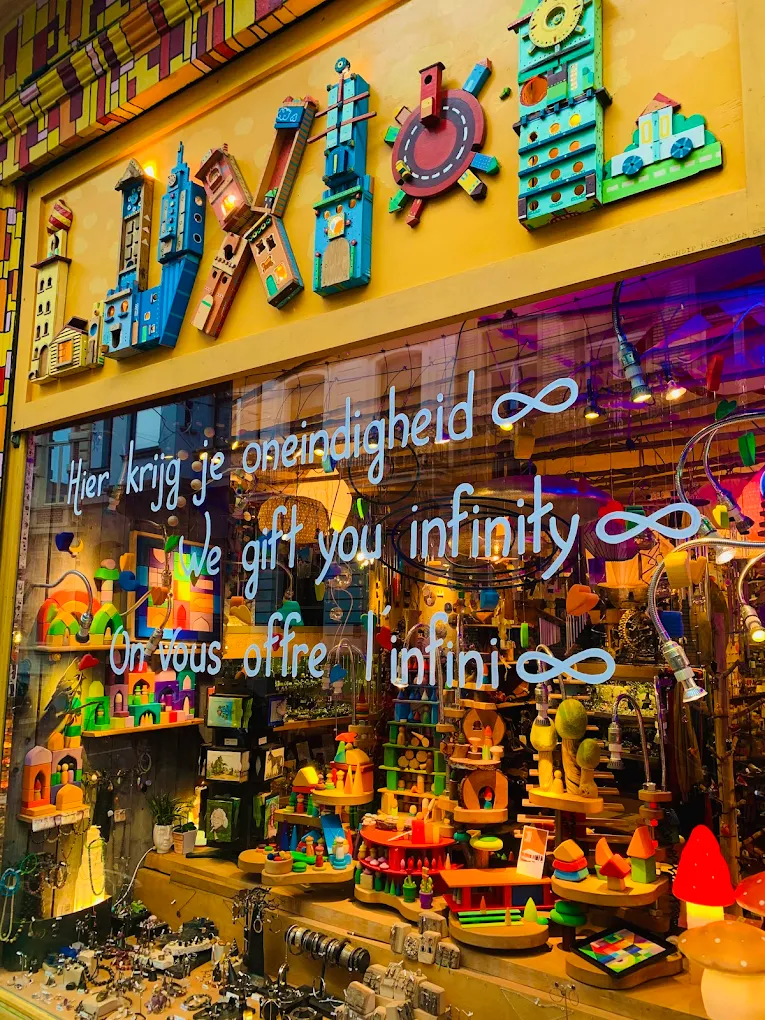 La vitrine magique de Luxiol, véritable cabinet de curiosités